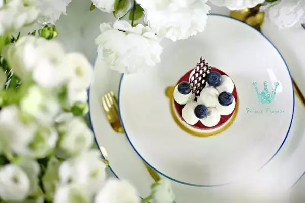 找一个关于roseonly花店的视频,roseonly花店的风格