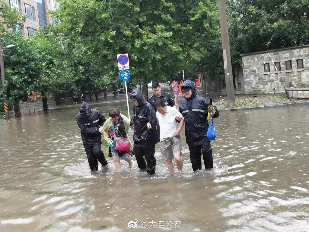 逆行的身影令人泪目,暴雨中逆行的身影