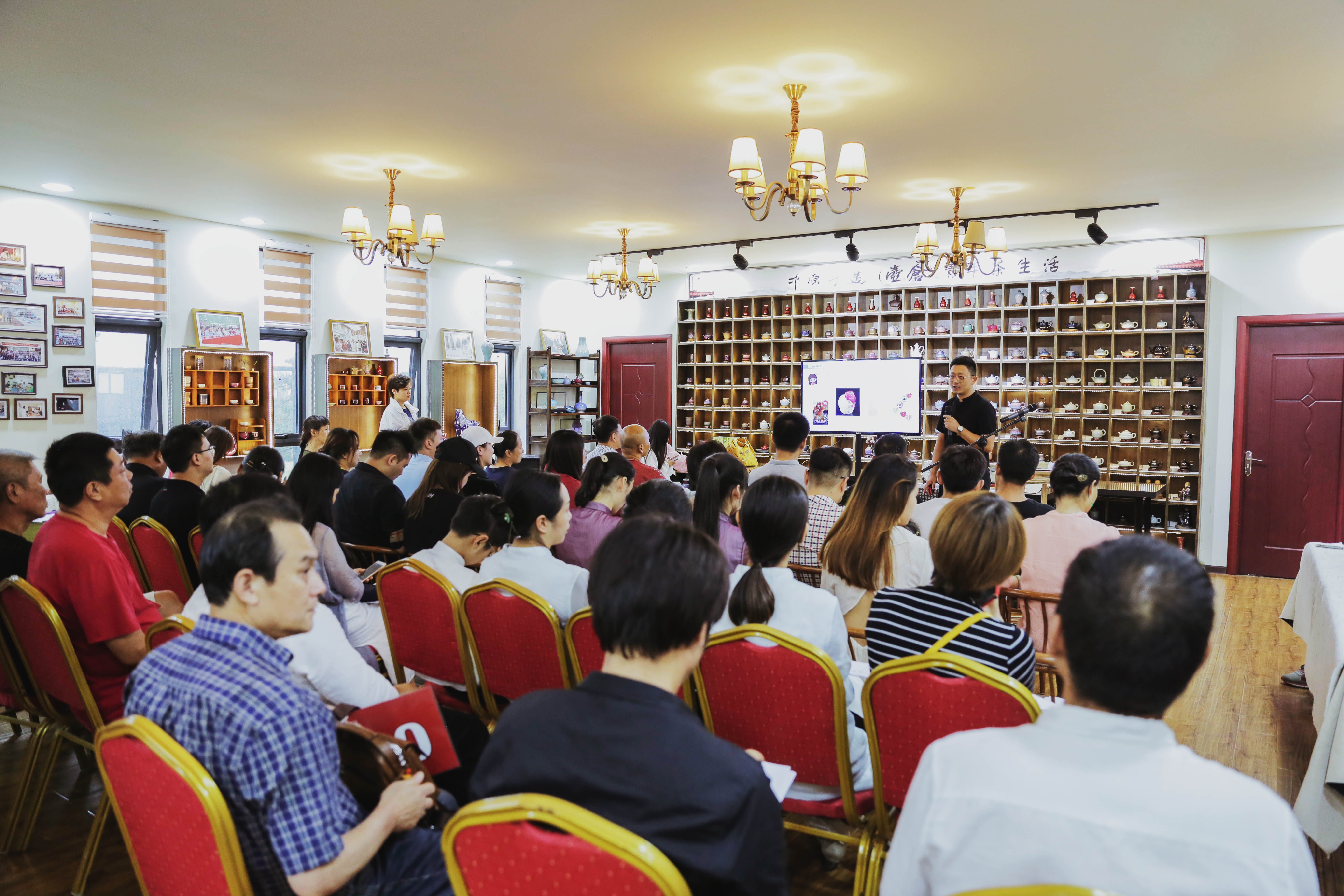 当代年轻人品茶抚琴焚香听雨对弈,青年茶生活