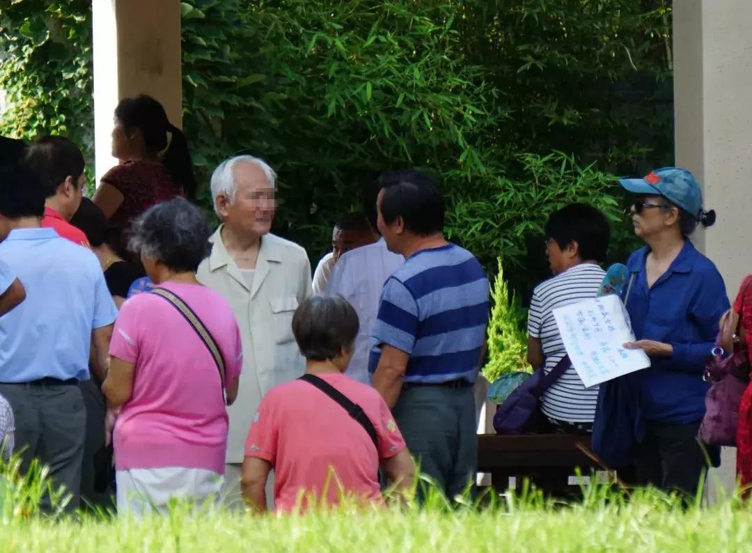 火爆现场相亲角,相亲角超受欢迎