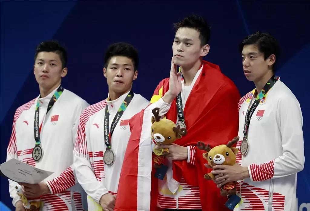 孙杨服装领奖台,孙杨为何不按规定穿领奖服