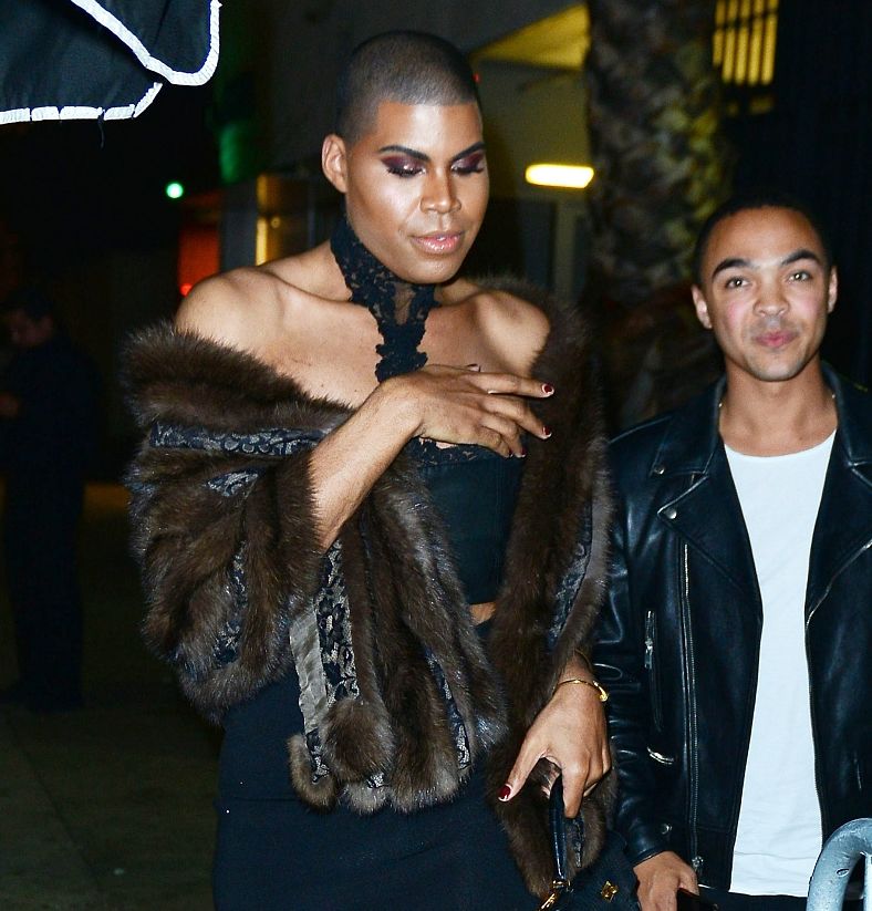 湖人队2米多高的壮汉涂着指甲油打球,网友:小心魔术师的儿子