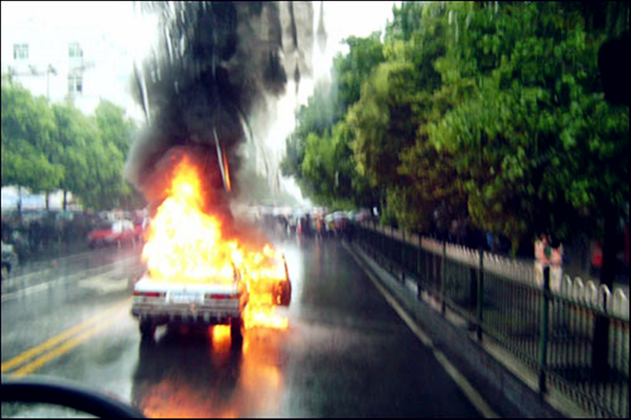 车上挂饰品会有安全隐患吗,汽车前面挂小配饰违法吗