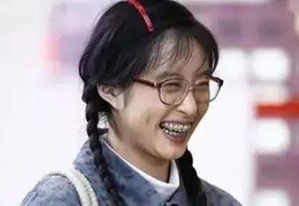 最近比较火的牙套妹教你拍照,牙套妹怎么拍艺术照好看