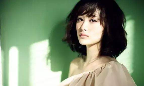 最近比较火的牙套妹教你拍照,牙套妹怎么拍艺术照好看