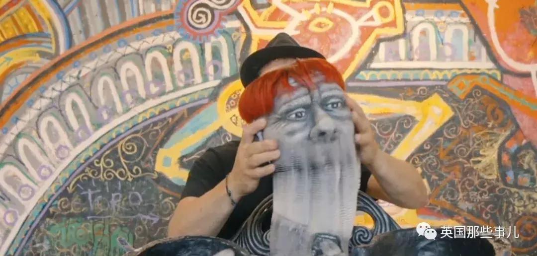只爱恶作剧靠什么养家？他把所有东西变成纸捉弄人，这手艺简直了