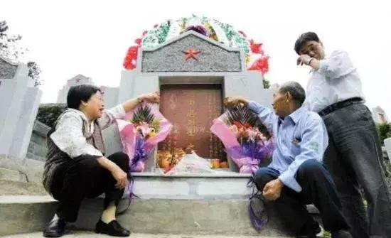 我的4个战友，3双眼睛1条腿！军人不怕牺牲怕遗忘