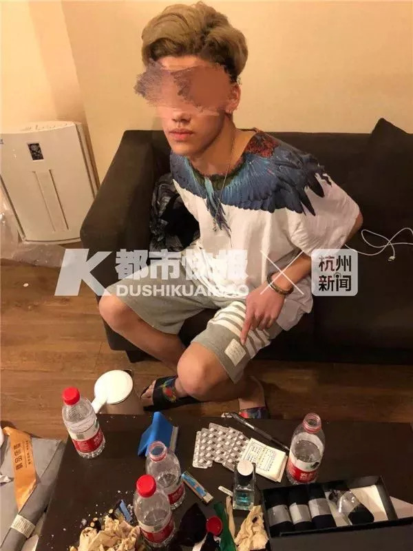 太可怕!做微商竟成毒贩!新型*品毒**“蓝精灵”出现,女孩小心了!