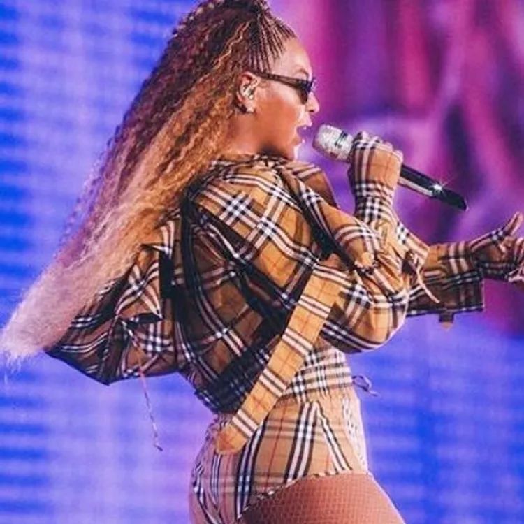 burberry为什么logo不一样,burberry的新logo在什么时候换的