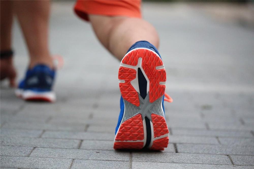咕咚厚底跑鞋测评,299超轻软底跑鞋