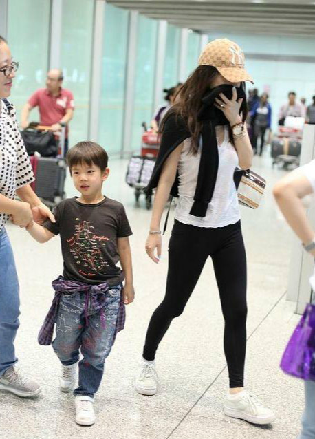 霍思燕穿紧身弹力裤出街,霍思燕秀大粗腿