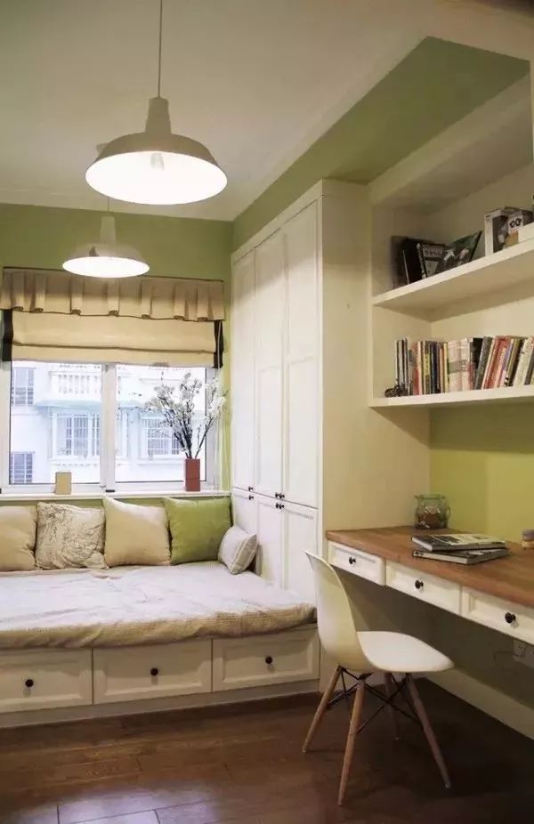 书房有个榻榻米和书柜设计,书房榻榻米的设计底下可以储物