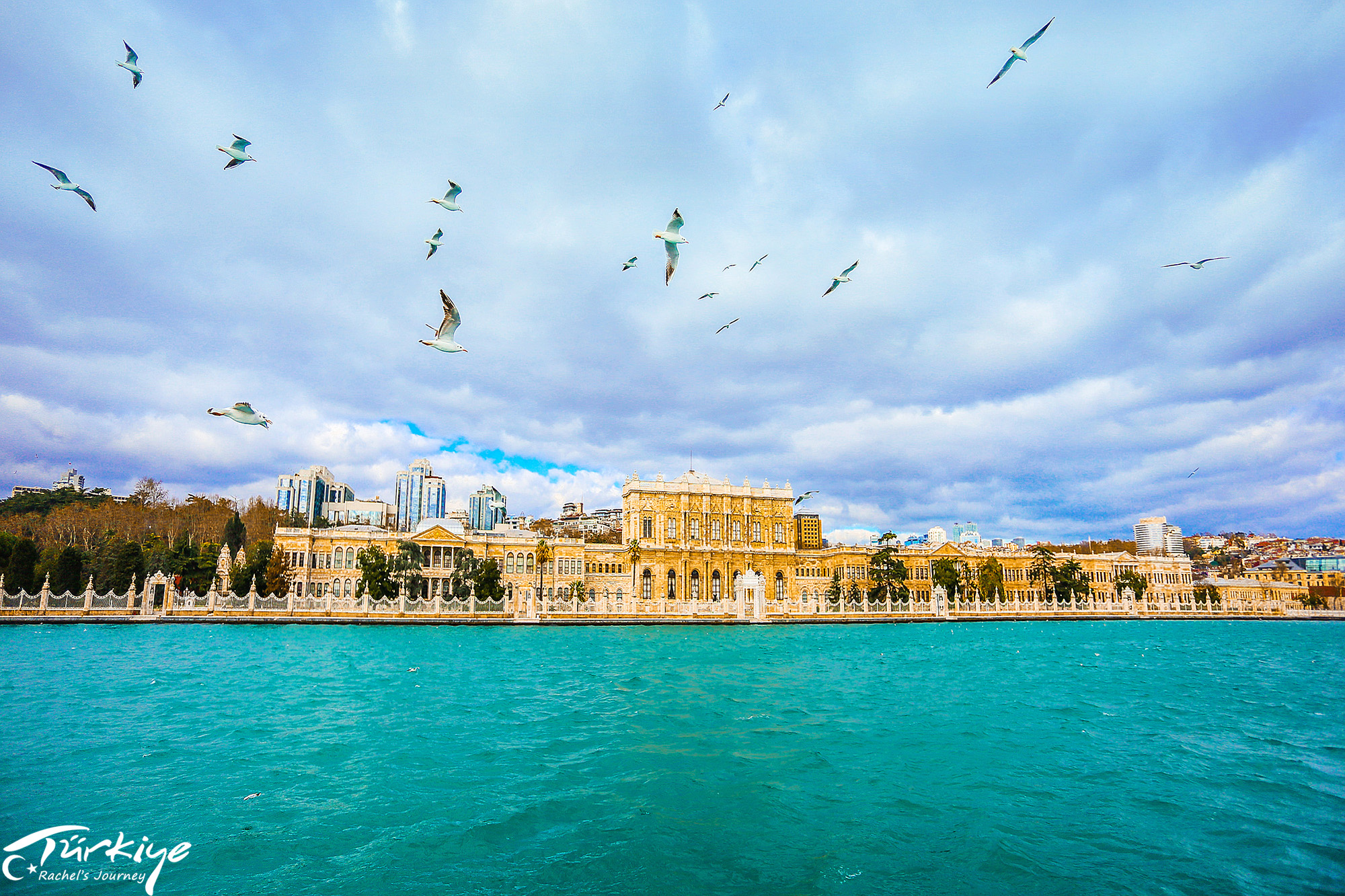 这座城市并非首都，却让人误以为它是，无法说清地处欧洲还是亚洲