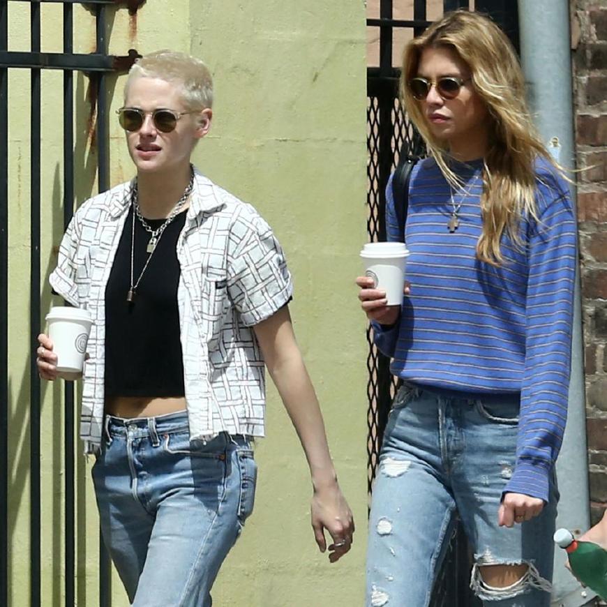 别人秀腹肌,有女友的“暮光女”K帅短T秀大肚腩!当年的贝拉呢?