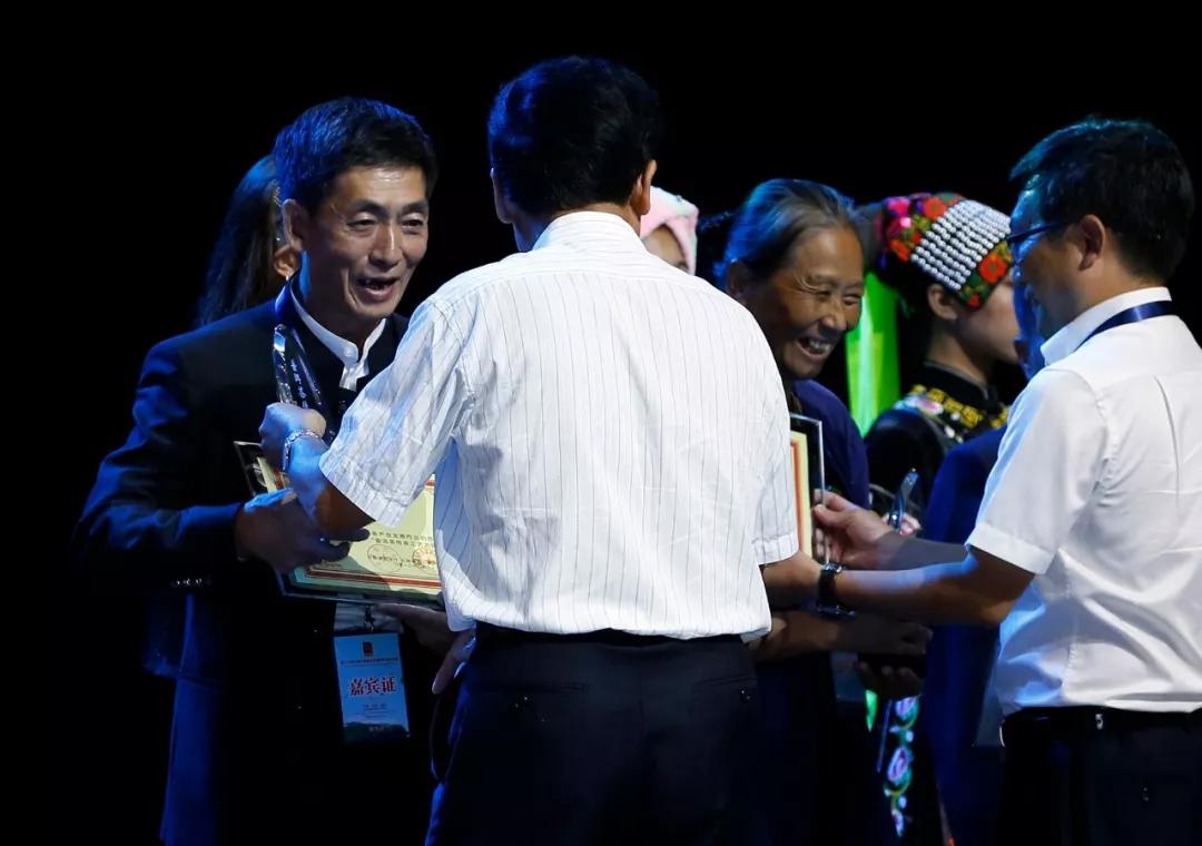 龙润茶技术总工卫宗成荣获“普洱茶传承工艺大师”称号