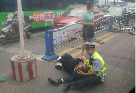 「三分钟法治新闻全知道」代买彩票中556万大奖彩票站老板连夜交还给不知情的买主