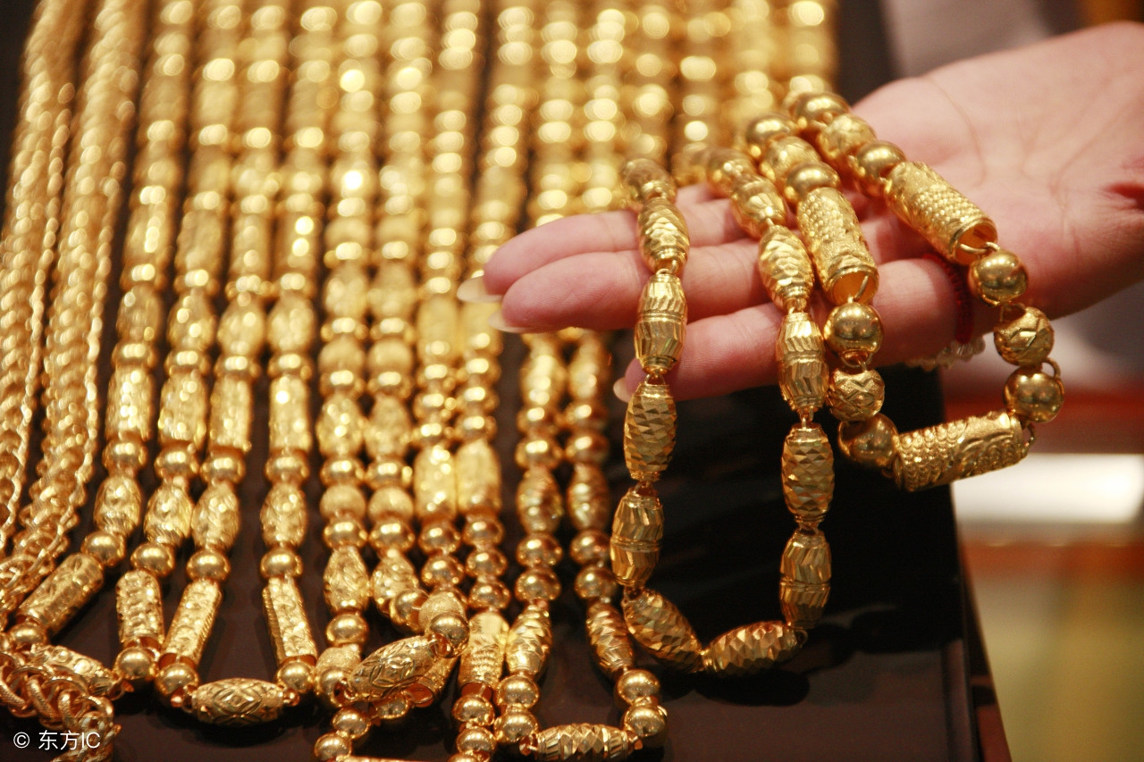 每个品牌的黄金首饰价位都不同，那含金量一样吗？小闫来揭秘