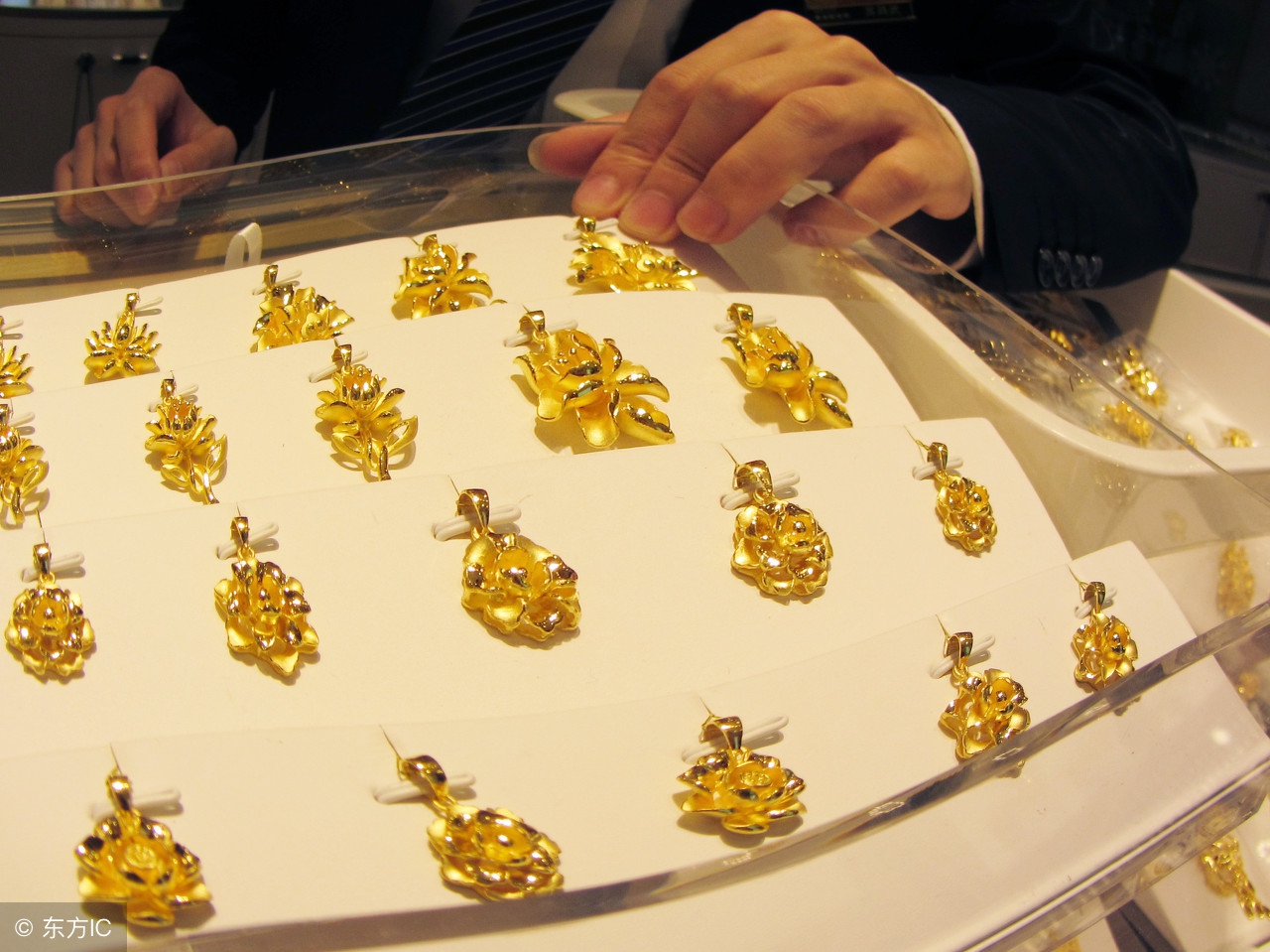 每个品牌的黄金首饰价位都不同，那含金量一样吗？小闫来揭秘