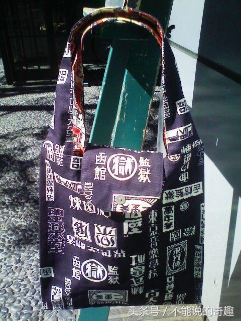 一个“狱”字大大的展现在生活用品上，走在街头不用担心撞一起了