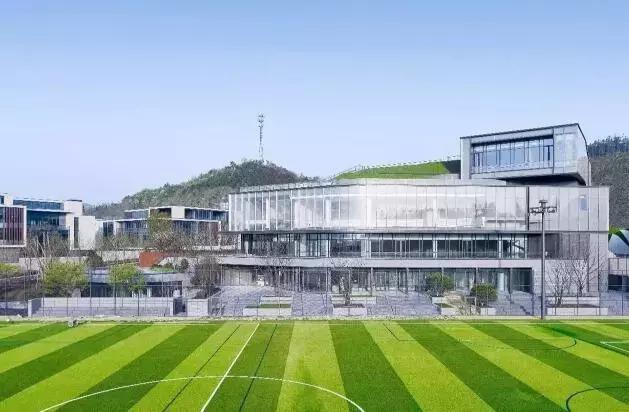 造价千万的完美球场秋天的青山湖边藏了一个网红级别的团建圣地