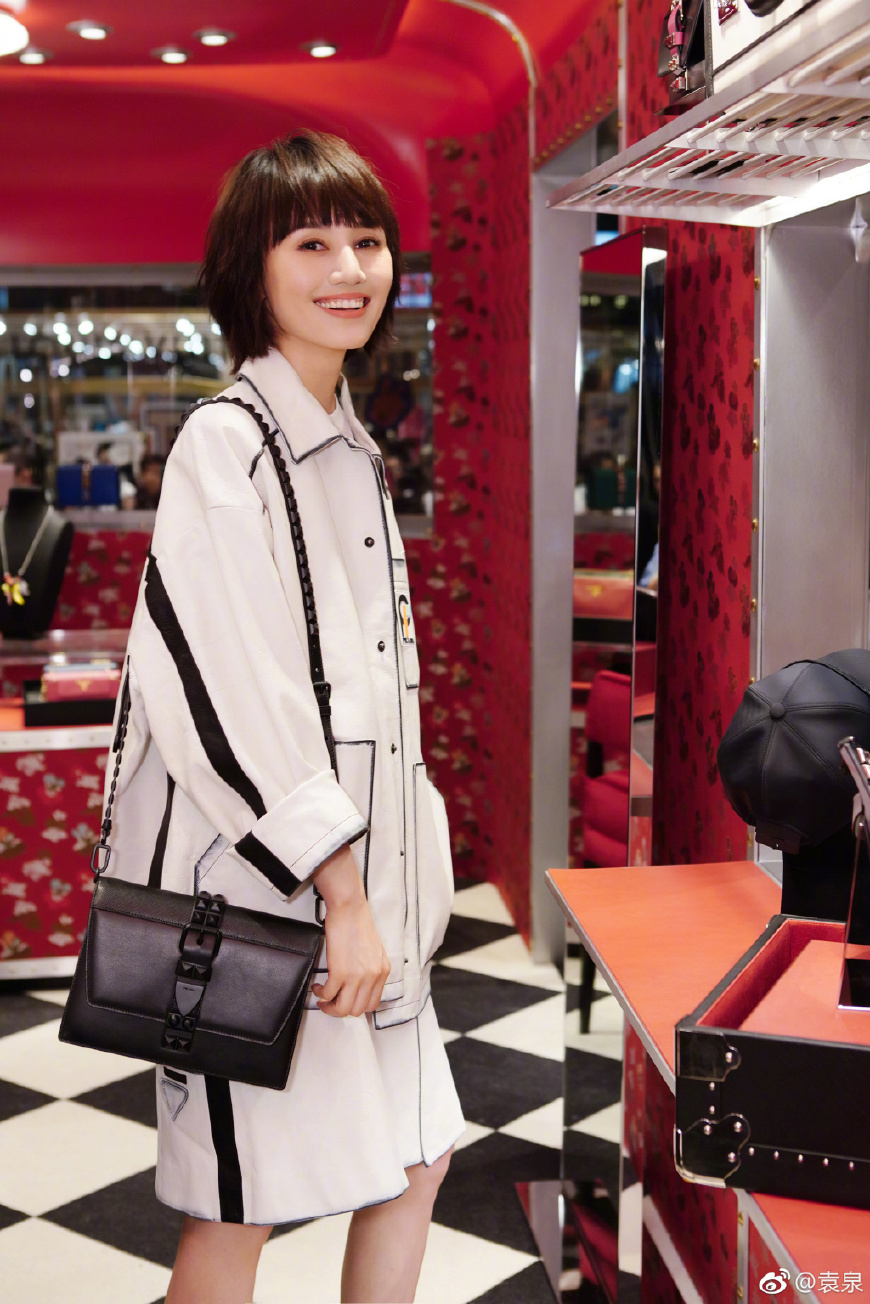 袁泉相逢时节粉色衬衫,袁泉的穿衣风格有哪些特点