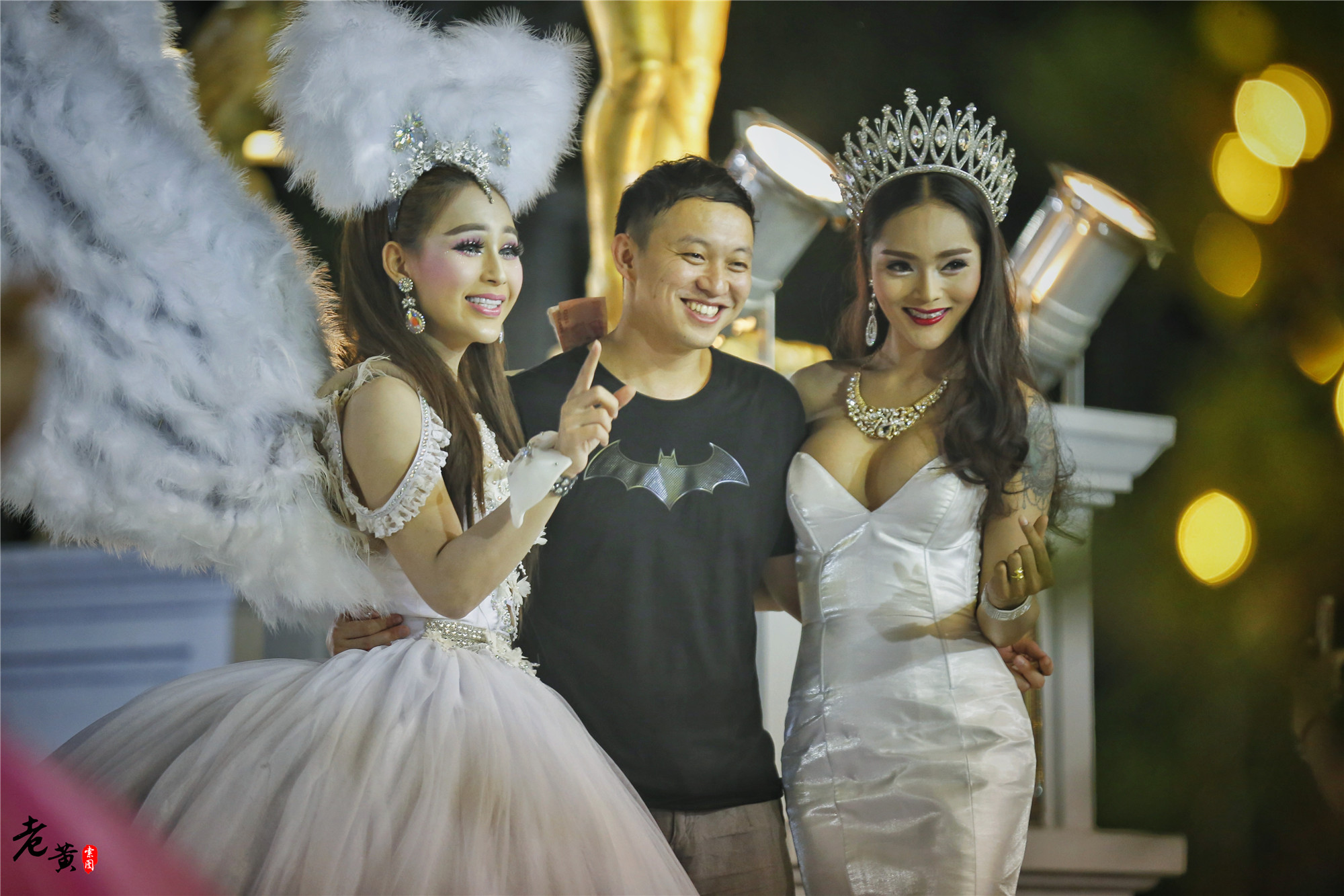 夜拍蒂芬尼人妖秀，人妖与游客们合影，中国游客成其半壁江山