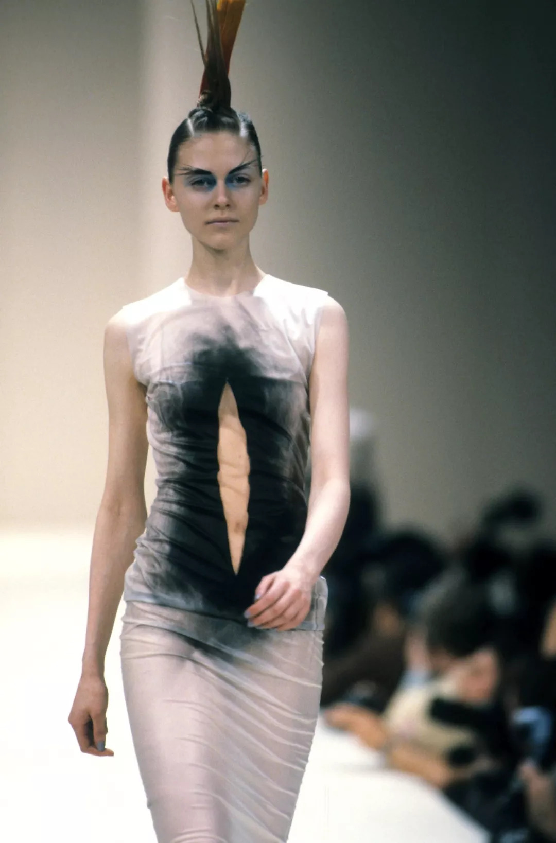 alexandermcqueen代表作品,alexandermcqueen是高定吗