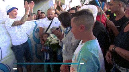 开场10秒他就进球了,对方球员怎么都站着不动?