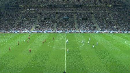 开场10秒他就进球了,对方球员怎么都站着不动?