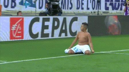 开场10秒他就进球了,对方球员怎么都站着不动?