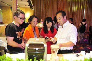 他用14年时间打造出价值138亿的豆浆机王国