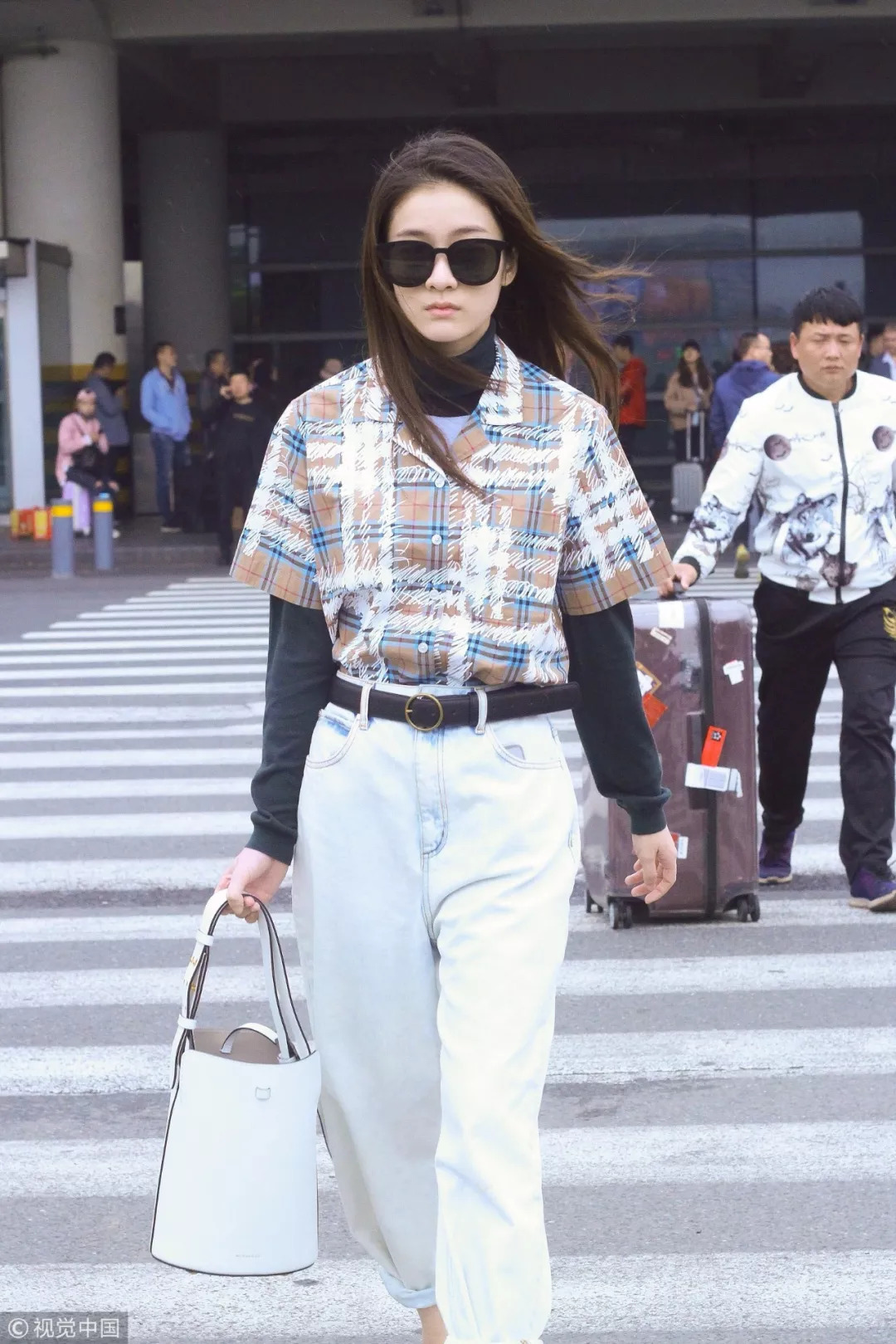 衬衣是秋季必不可少的百搭神器,夏秋交替时尚衬衫