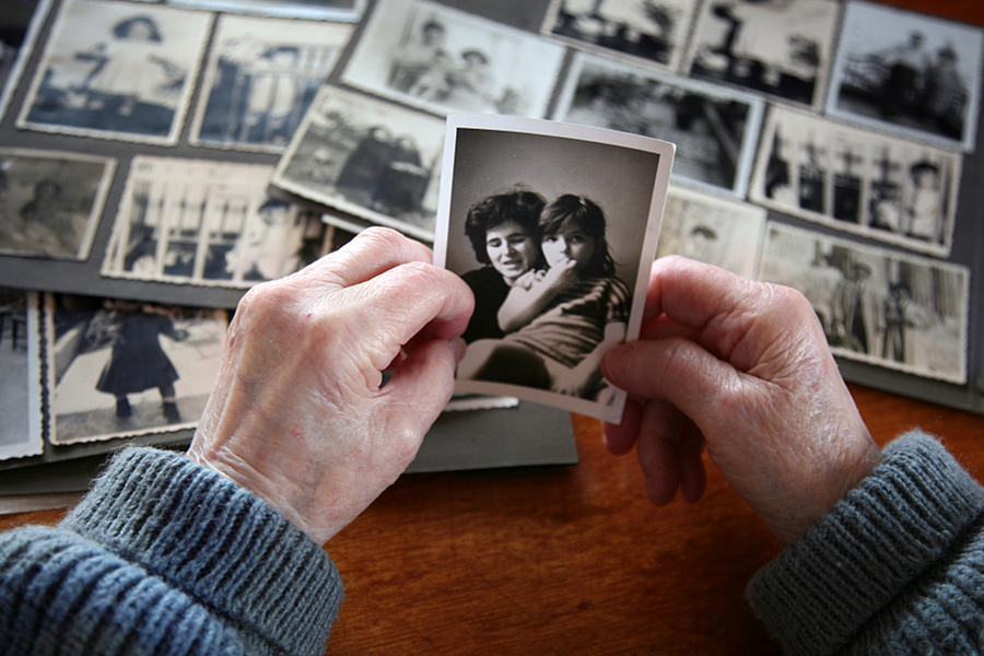 如何怀念已故之人，AI通过“数字复活”打造逝者“重生”