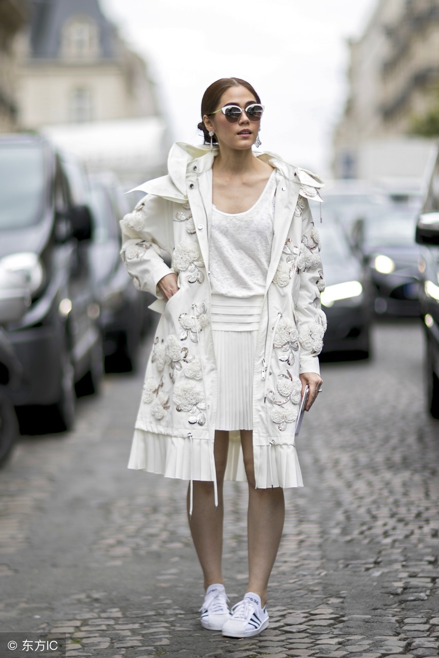 不小心弄脏小白鞋怎么办？4招应对白鞋脏污，指甲油也派上用场