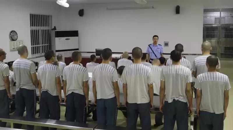 背后点名、开发教育网……监狱警察，你咋不上天？