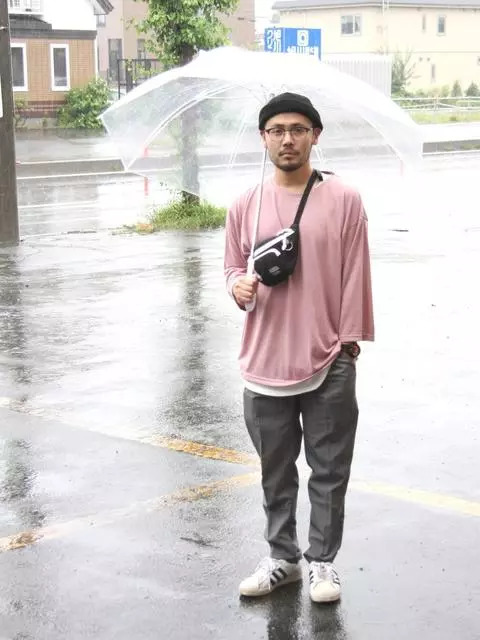 日本型男最爱的单品就是它!背上随身小包展现街头潮流