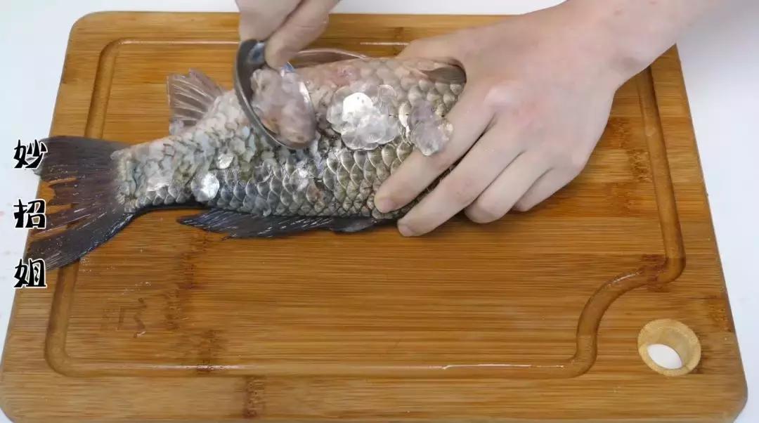 快速刮鱼鳞不用胡萝卜方法,刮鱼鳞妙招神器