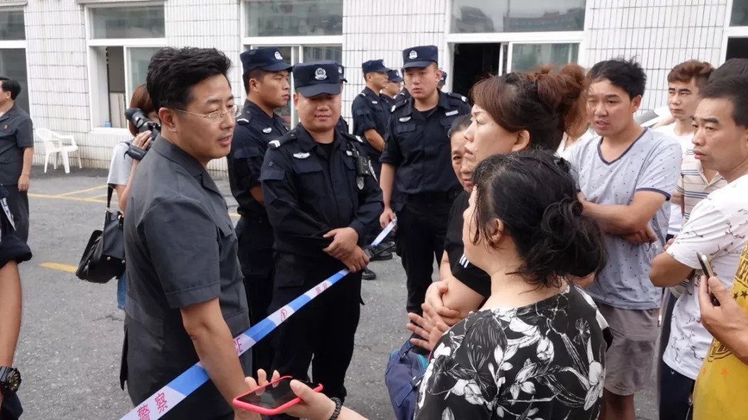 出动警力400多人大连中院强制腾退一游泳馆