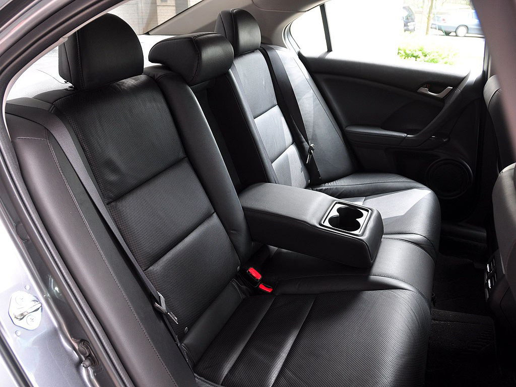 二手思铂睿和皇冠哪个更值得买,17年思铂睿2.0二手多少钱