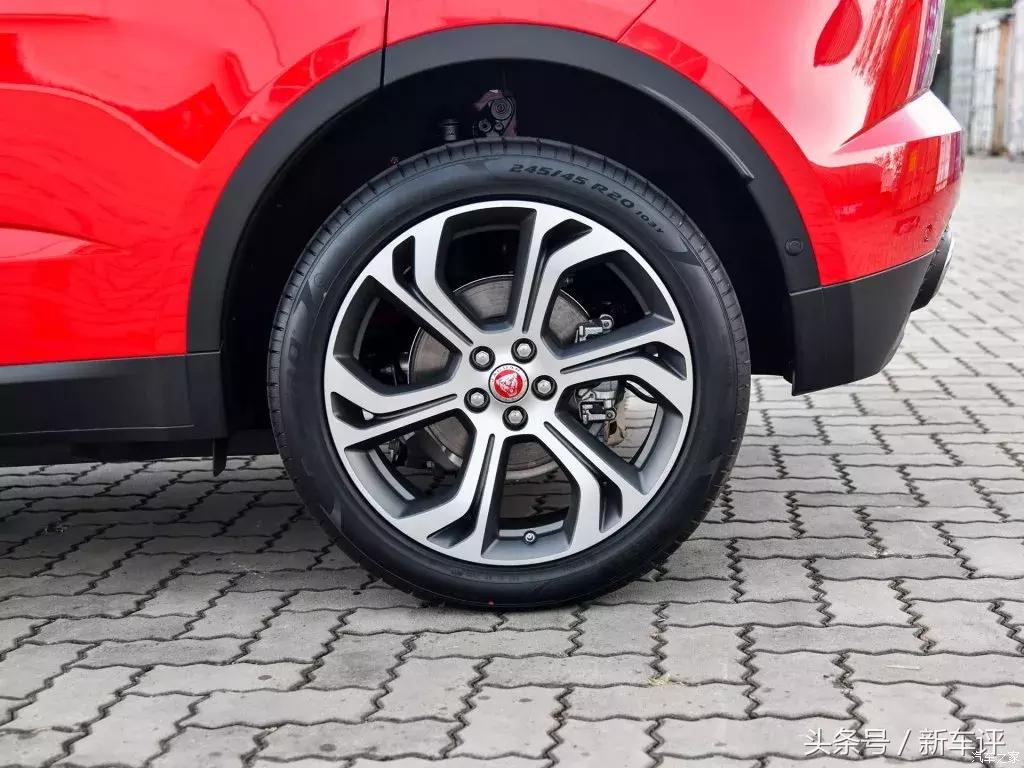 捷豹e-pace2024耀黑运动版空间,捷豹e-pace2024耀黑运动版入手