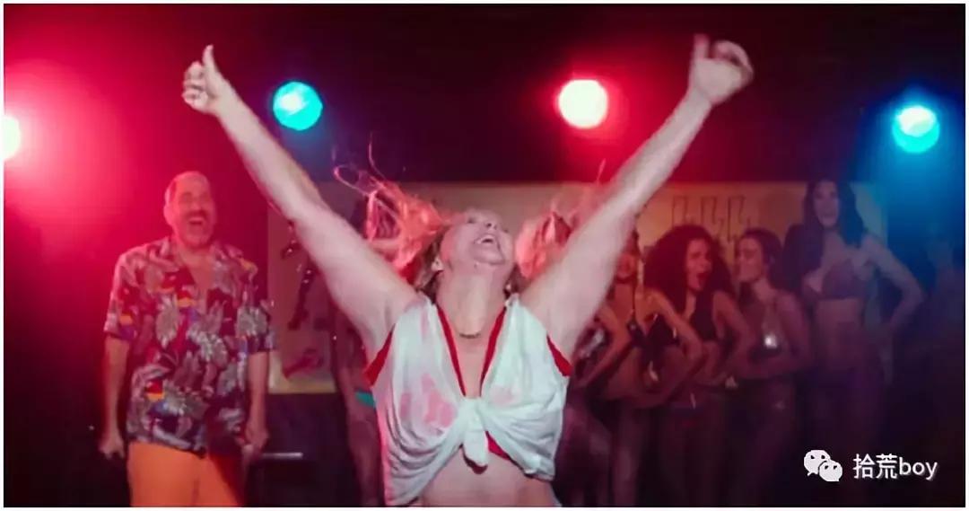 《超大号美人》：一边*爱做**，一边照镜子感叹“sobeautiful”