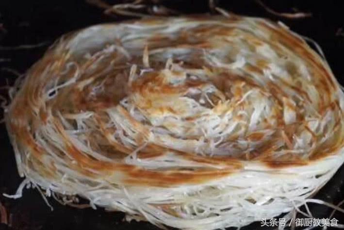 38岁大姐路边摆摊卖“煎面条”很多人都没吃过，生意火爆得不得了
