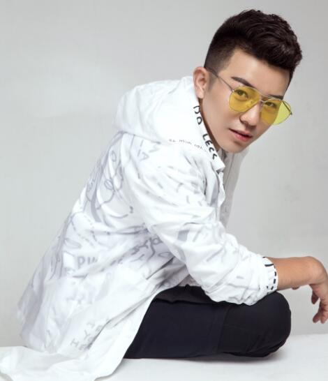 利哥澄清离开china并非忘恩负义线下面见神豪快乐哥晒超大饭桌