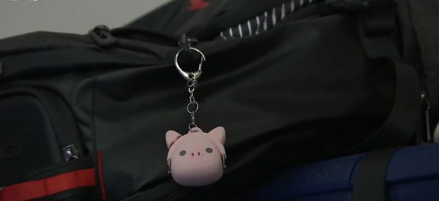 郎平中国女排对战日本队,中国女排输赛郎平当场气成表情包