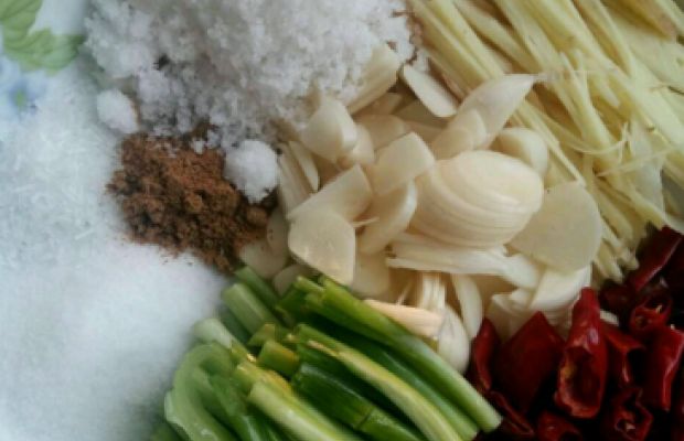 家常炖鲫鱼简单又好吃,家常炖鲫鱼最正宗的做法