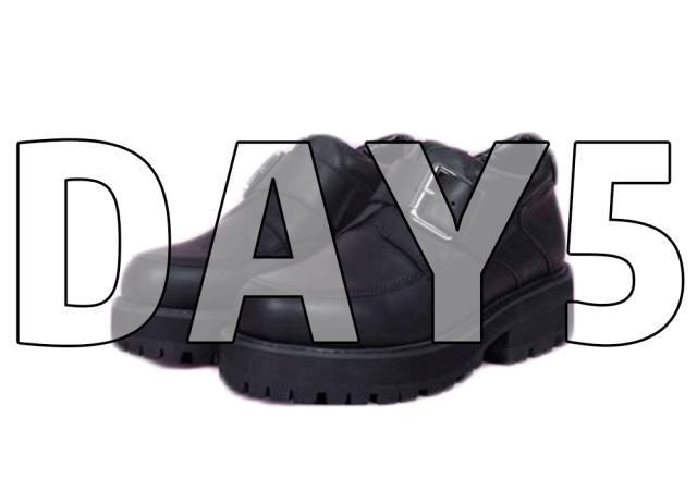 看完员工的鞋子，我哇地一声哭出来