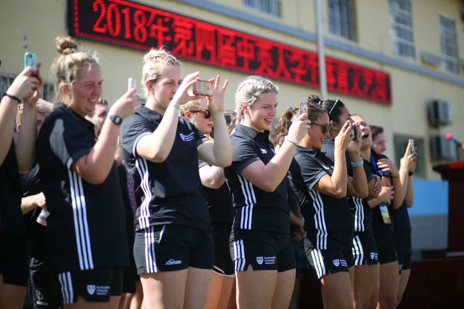 英国大学生看古城孩子们骑独轮车打马球被“征服”：他们很厉害