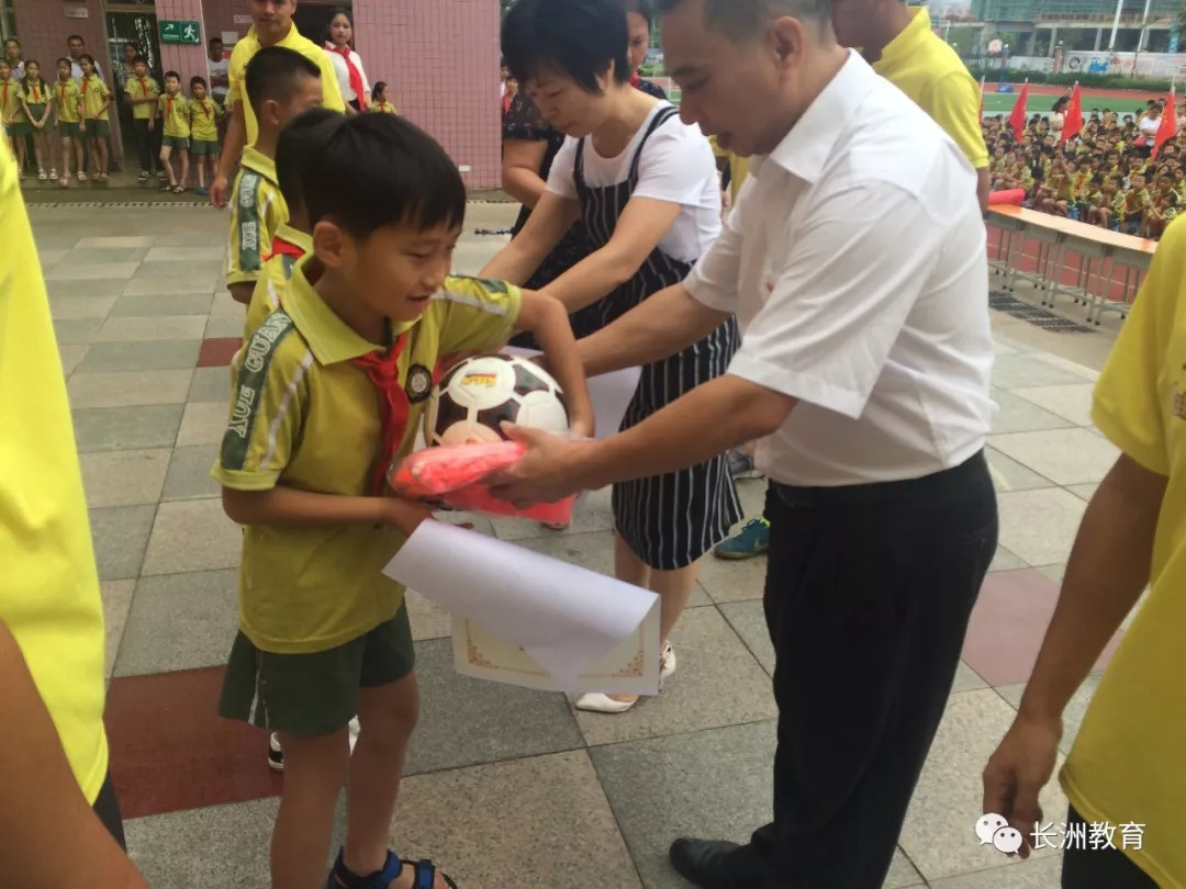 建设校园足球文化,校园足球展魅力绿茵赛场扬精神