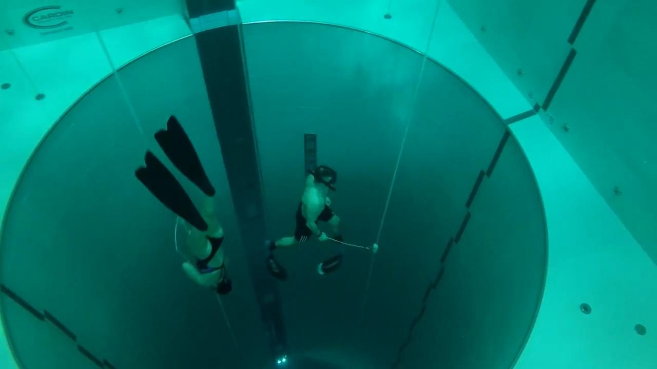 恐怖又刺激的游泳池,超级恐怖的游泳池