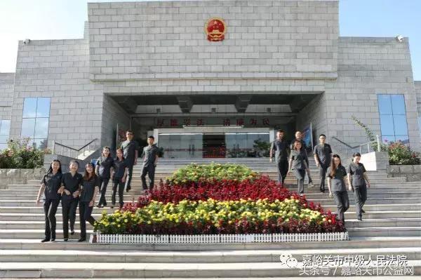 嘉峪关法院新制服“靓”起来